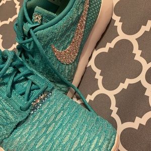 turquoise roshe running shoes